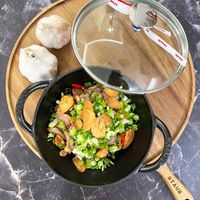 可能是燉小牛膝、豆腐、炒麵、西班牙大鍋飯、炒飯和顯示的文字是「 eas As queas 4 STAUB 」的圖像