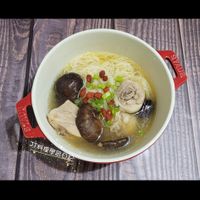 可能是拉麵、香菇和顯示的文字是「 X 1/7 … fe 대부화화전마분 อ. 我愛Staub錦鐵鍋 我愛 Staub 錦鐵鍋 Josie JosieTai・8月29日. JosieTai• Tai 8月29日・ 02 2 山讚 讚 留言 分享」的圖像