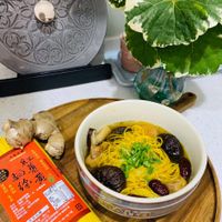 可能是拉麵、粥、豆腐和顯示的文字是「 X 1/14 … ኢስ 我愛 我愛Staub籌鐵鍋 Staub 籌鐵鍋 Donna onnaYan-Ting Donnaan-Ting・8月28日・・ Yan- Ting 8月28日 Yan-Ting 8 1則留言 山讚 留言 分享」的圖像