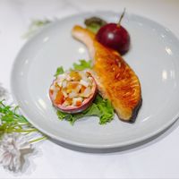 可能是生魚片和煙燻鮭魚的圖像