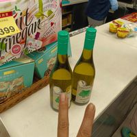 可能是 1 人、飲料和文字的圖像