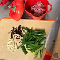 可能是肉排、刀、香菇和文字的圖像