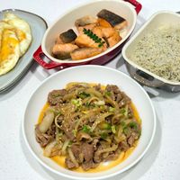 可能是炒麵、肉排、麵和炒飯的圖像