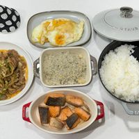 可能是炒飯、豆腐和肉排的圖像