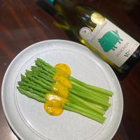 可能是顯示的文字是「 STAUB OR COCHONNET M ሮ LE PETIT Wn SAUVIGNON SAUVIGNON VPCO pa T TE 」的圖像