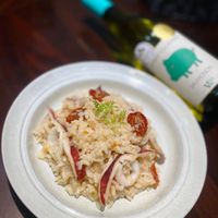 可能是燉小牛膝、炒飯和北非小米飯的圖像
