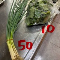 可能是‎莙薘菜、綠葉甘藍和‎顯示的文字是「 ‎אחמסט e‎ 」‎‎ 的圖像