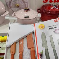 可能是刀和顯示的文字是「 LA GODOTTE GOGOTTE STAME sta ZADS $4999 送 ZWILLING ZWILLING NOW ZWILLING KNIFESET SET KNIFE ce C GS ((နိ်ခ 」的圖像