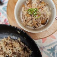 可能是炒飯、香菇和豆腐的圖像