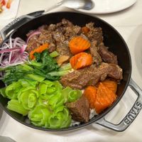 可能是肉排、火鍋和燉小牛膝的圖像