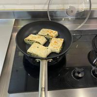 可能是半圓形餡餅、肉餡餅和鬆餅機的圖像