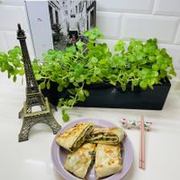 可能是 1 人、豆腐和墨西哥捲餅的圖像