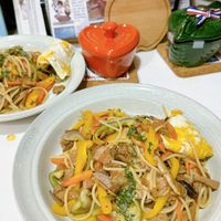 可能是炒麵、麵和拉麵的圖像