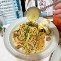 可能是炒麵、麵、義大利麵、拉麵和水波蛋的圖像