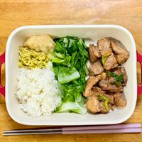 可能是顯示的文字是「 STAUB, SUAES 」的圖像