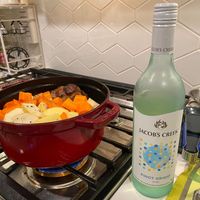 可能是顯示的文字是「 요요으 KA COB'S COB'SCRED CREE Ae JACOB'S JACOB'SCREE CREEK FI PINOT PINOTGRIGIO 2023 GRIGIO 4923 A 」的圖像