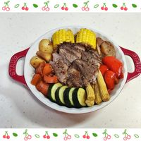 可能是肉排、豆煮玉米和文字的圖像