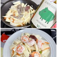 可能是義大利麵、蝦和顯示的文字是「 OR LEPETIT LEPETIT COC Veco SAUVIGNON LPco STAUB 」的圖像