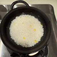 可能是粥和北非小米飯的圖像