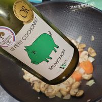 可能是‎顯示的文字是「‎料理學習日起 LALENGE2025 C'ALENG-2023 CHALENGE 2025 וובממשווסאאר NITENE O Millions EGUSTATEURS TEURS 02 COCHONNET GILBERT 0 DE OR rance LE EPETIT ل SAUVIGNON LRCo H‎ 」‎的圖像