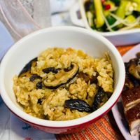 可能是炒飯、豆腐、粥和香菇的圖像