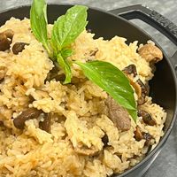 可能是印度香料飯、炒飯和香菇的圖像
