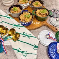 可能是木湯匙、義大利麵、炒麵和文字的圖像