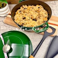 可能是炒飯、木湯匙、西班牙大鍋飯和顯示的文字是「 tauh saul Elin ligars EMNOS stauh staul SRA & 」的圖像