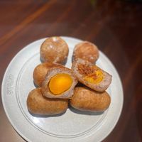 可能是炸丸子、蘇格蘭蛋、蛋黃和甜點的圖像