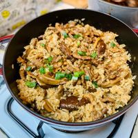 可能是炒飯、香菇、印度香料飯和炒麵的圖像