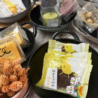 可能是燕麥餅乾、茶、蛋糕和顯示的文字是「 יודבוות :) i ASHOUSE OUSE 我眼快樂 安 本望你相快樂 م 」 的圖像
