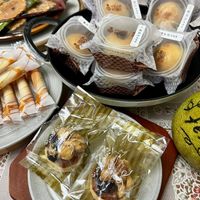 可能是戚風蛋糕、燕麥餅乾、椰子馬卡龍、半圓形餡餅和文字的圖像