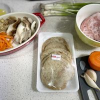 可能是香菇、麵、豆腐和文字的圖像