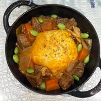 可能是燉小牛膝、水波蛋、牧羊人派和肉餡餅的圖像