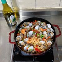 可能是西班牙大鍋飯和義大利麵的圖像