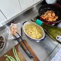 可能是義大利麵和蝦的圖像