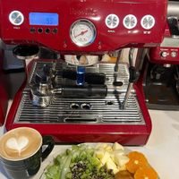 可能是咖啡機、咖啡、咖啡杯、水波蛋和文字的圖像