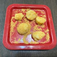 可能是椰子馬卡龍、炸丸子和港式點心的圖像