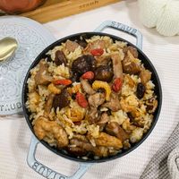 可能是西班牙大鍋飯、香菇、炒飯和顯示的文字是「 stamh STAUR TAUB SOVIS 」的圖像