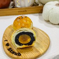 可能是半圓形餡餅、肉餡餅和顯示的文字是「 staub 」的圖像