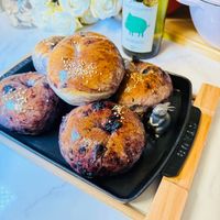可能是巴布卡麵包、黑麥麵包和文字的圖像