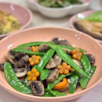 可能是香菇、豌豆糊、豆煮玉米、豆腐和北非小米飯的圖像