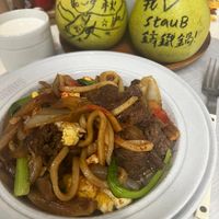 可能是壽司、快炒、肉排、炒麵和顯示的文字是「 I1I -IC IC CM ΜA SAL 中 秋入我口 秋 我 stauB 售鐵鍋！ STAUE SIAUB 盗協我」的圖像