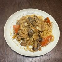 可能是義大利麵和肉排的圖像