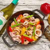 可能是義大利麵、西班牙大鍋飯和顯示的文字是「 ie OR LEPETIT COCHONNET 60 SAUVIGNON IP0o SAUVIGNON SAUMIENON ocP1 F 」的圖像