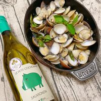 可能是顯示的文字是「 STAUE STAUE Seteenies מחמר COCHONNET LE OR LEPETIT PETIT መ SAVEY SAUVIGNON Pco -LPco 」的圖像