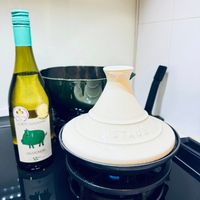 可能是火鍋和顯示的文字是「 PEn.COCHOMET LEPETIT COCHONNET SAUVIGNON 1ድማ STAUB SAKURA SAKURA G2 」的圖像