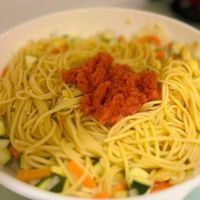 可能是麵、義大利麵、炒麵和魚卵的圖像