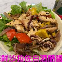 可能是顯示的文字是「海鮮沙拉佐白酒醋醬 正白酒醋醬」的圖像