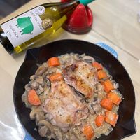 可能是‎燉小牛膝和‎顯示的文字是「 ‎EPETIT Ok OR ออ شب سم ባ COCHONNET COCHONNET روي ॐ 10 TCO SAUVIGNON‎ 」‎‎ 的圖像